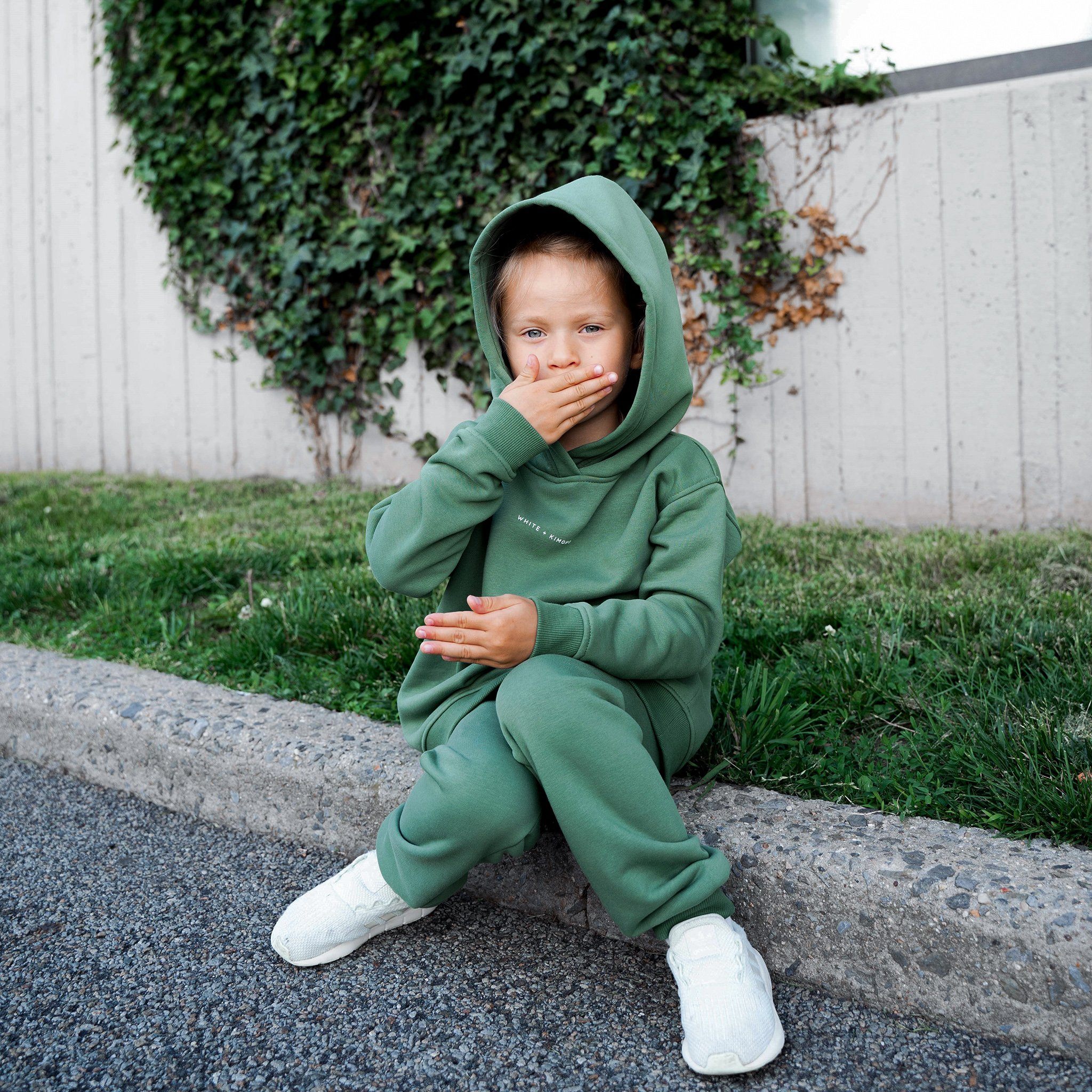 An application scenario or product detail of kids sweatsuits - Image 15