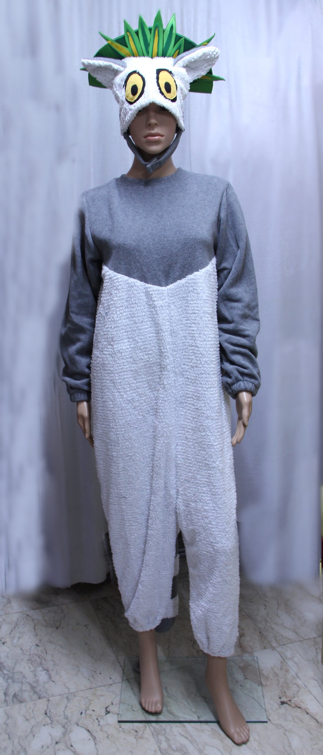 An application scenario or product detail of king julien costume - Image 5