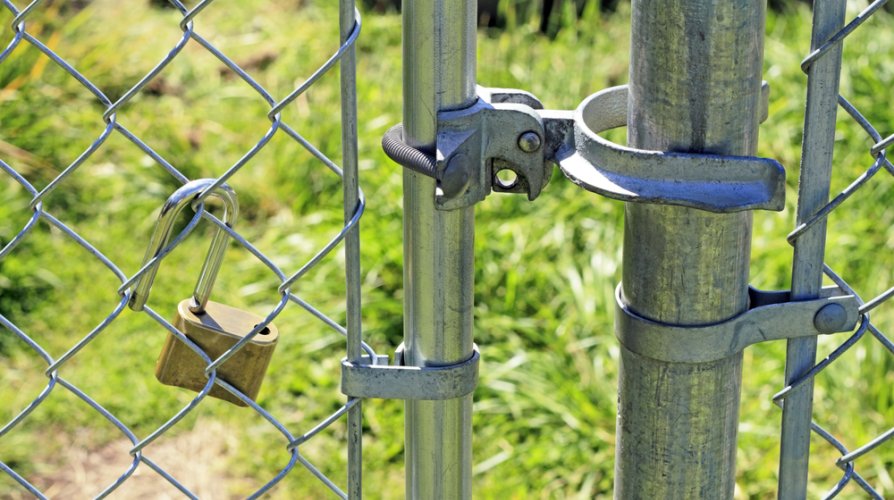 An application scenario or product detail of latch fence - Image 13