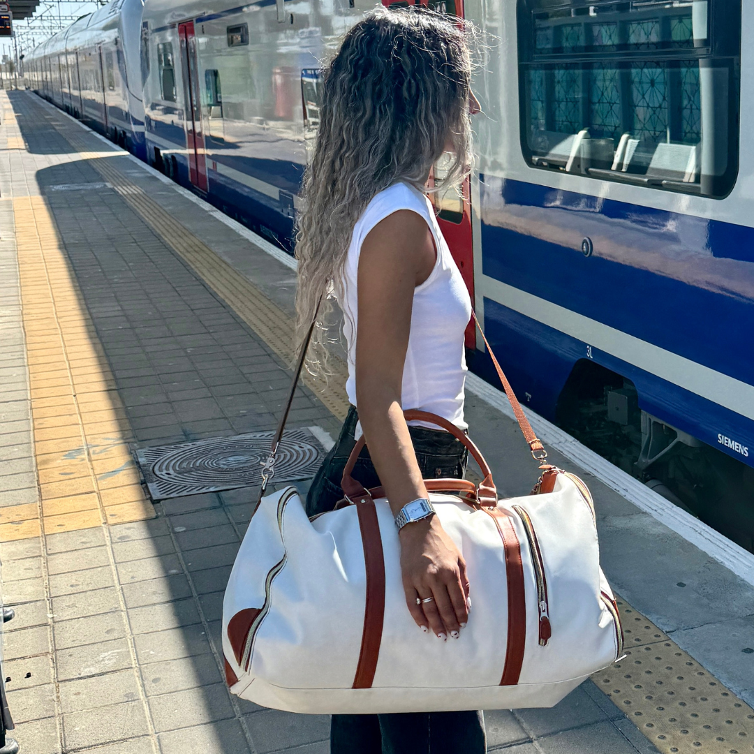 An application scenario or product detail of luxe mega bag - Image 16
