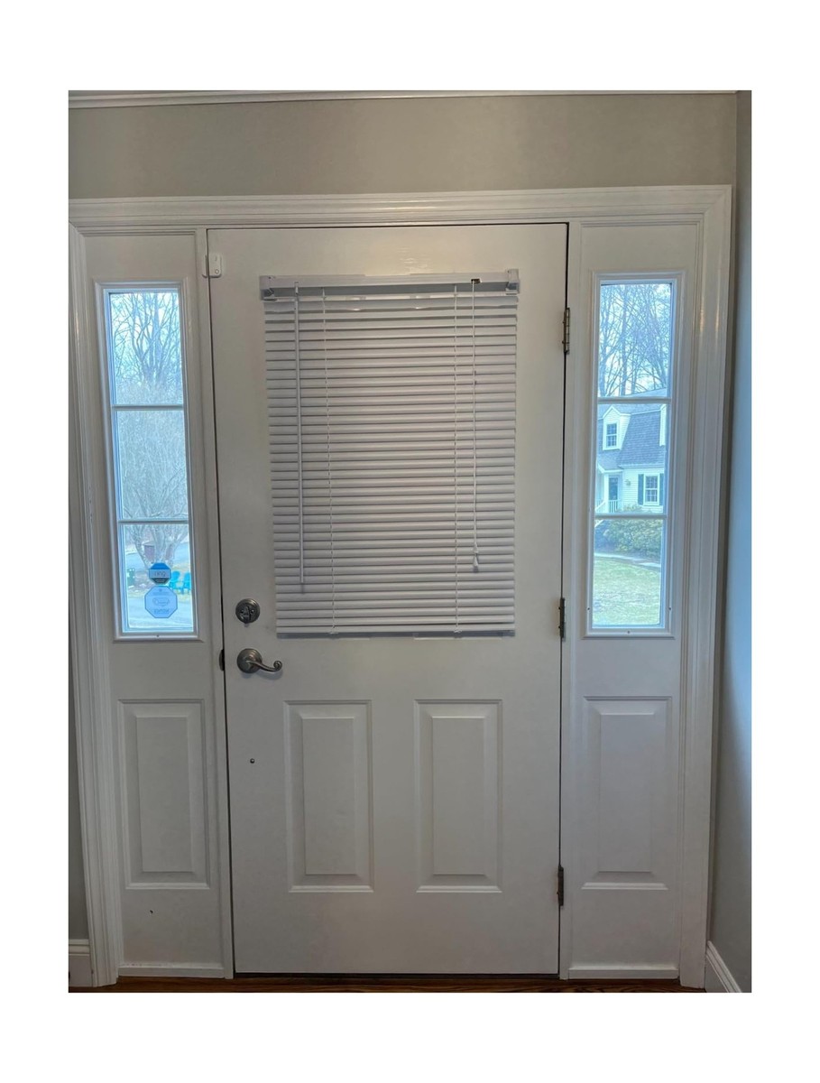 An application scenario or product detail of magnetic blinds for metal doors - Image 3