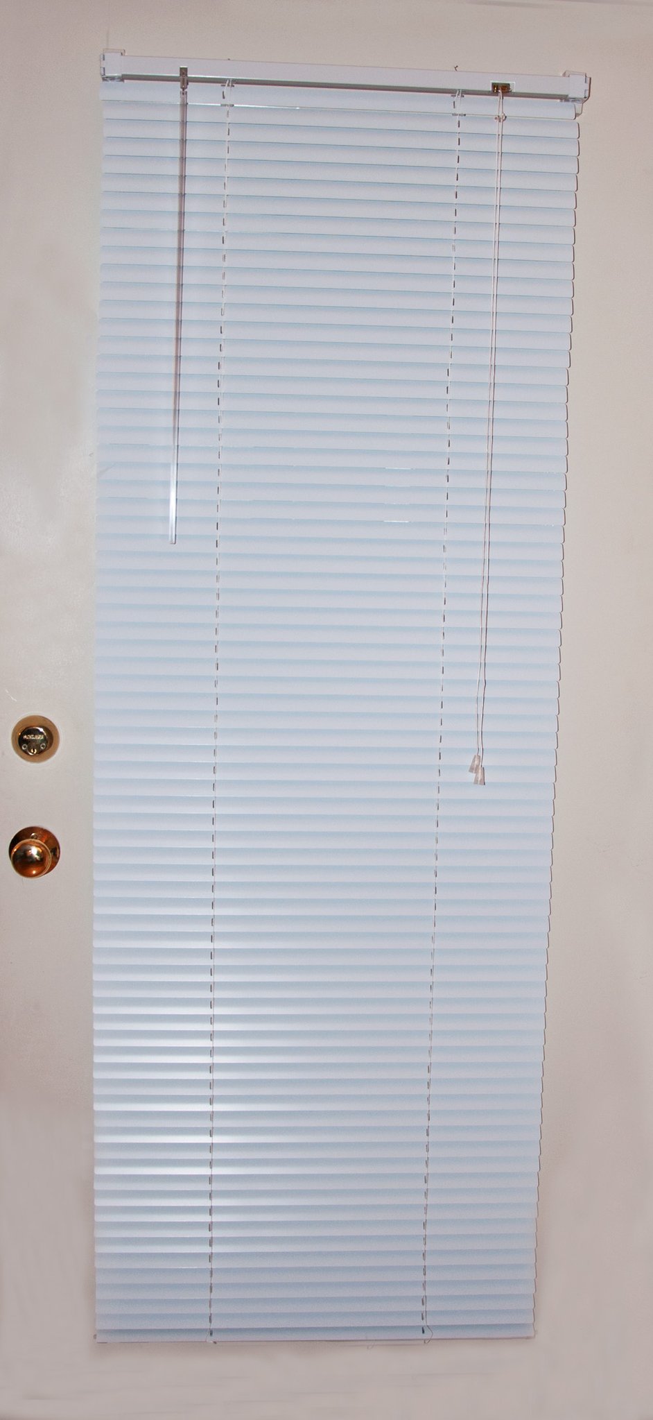 An application scenario or product detail of magnetic blinds for metal doors - Image 11