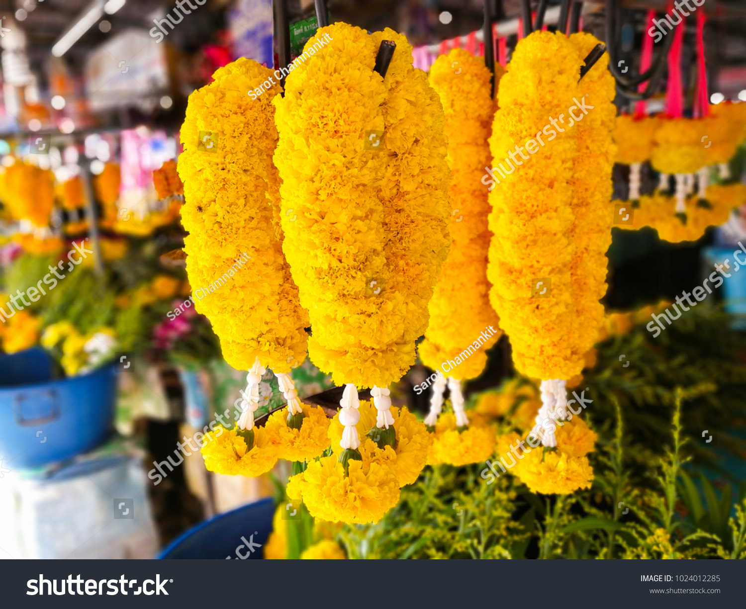 An application scenario or product detail of marigold garland - Image 9