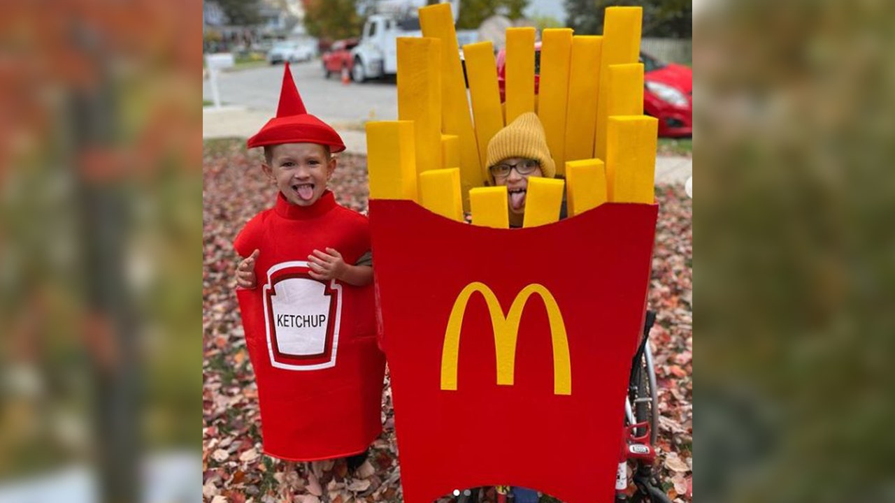 An application scenario or product detail of mcdonalds costume - Image 6