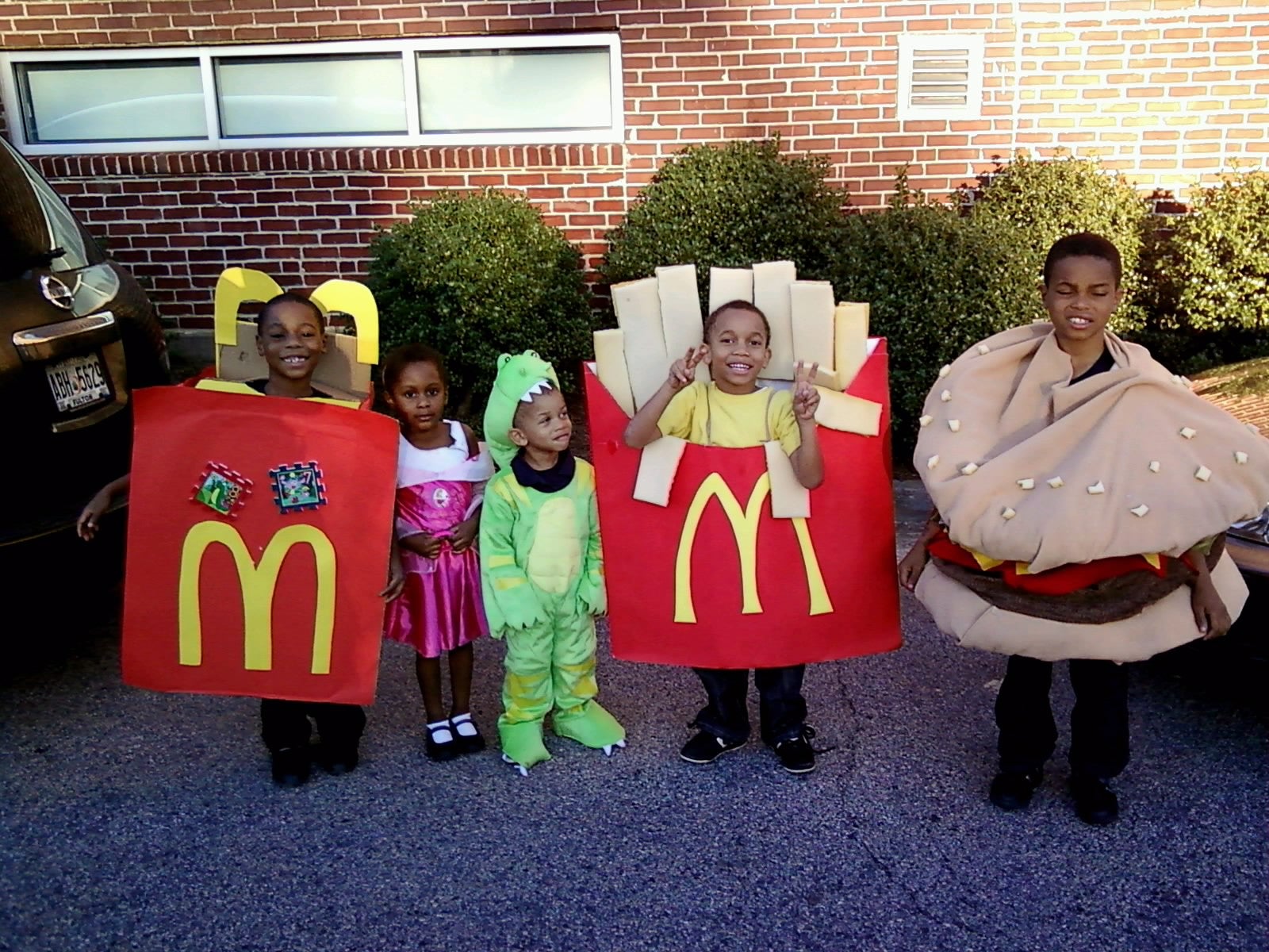 An application scenario or product detail of mcdonalds costume - Image 15