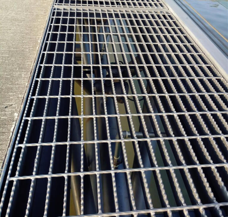 Featured image for the metal walkways gratings guide
