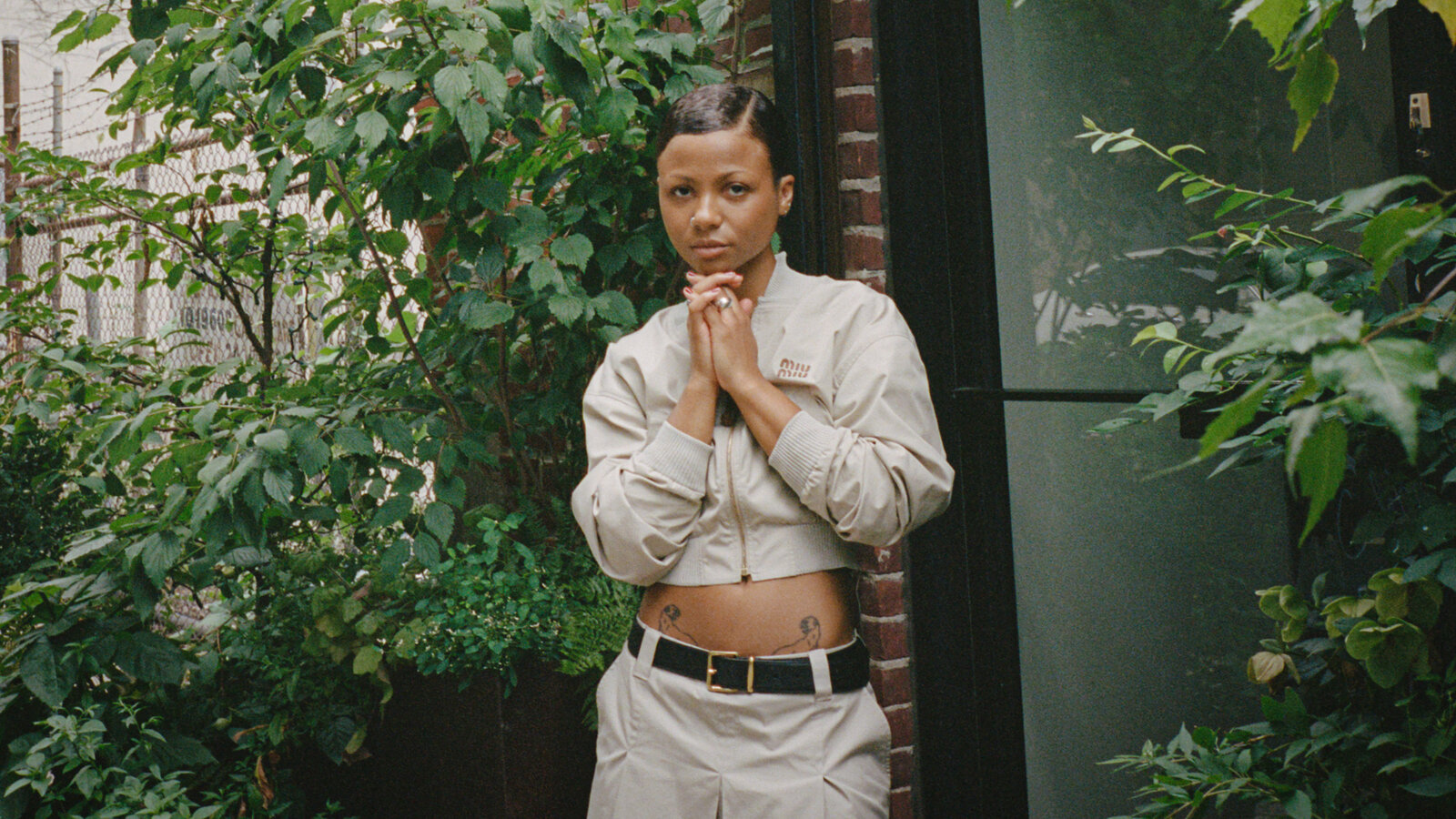 An application scenario or product detail of midriff shirt - Image 19