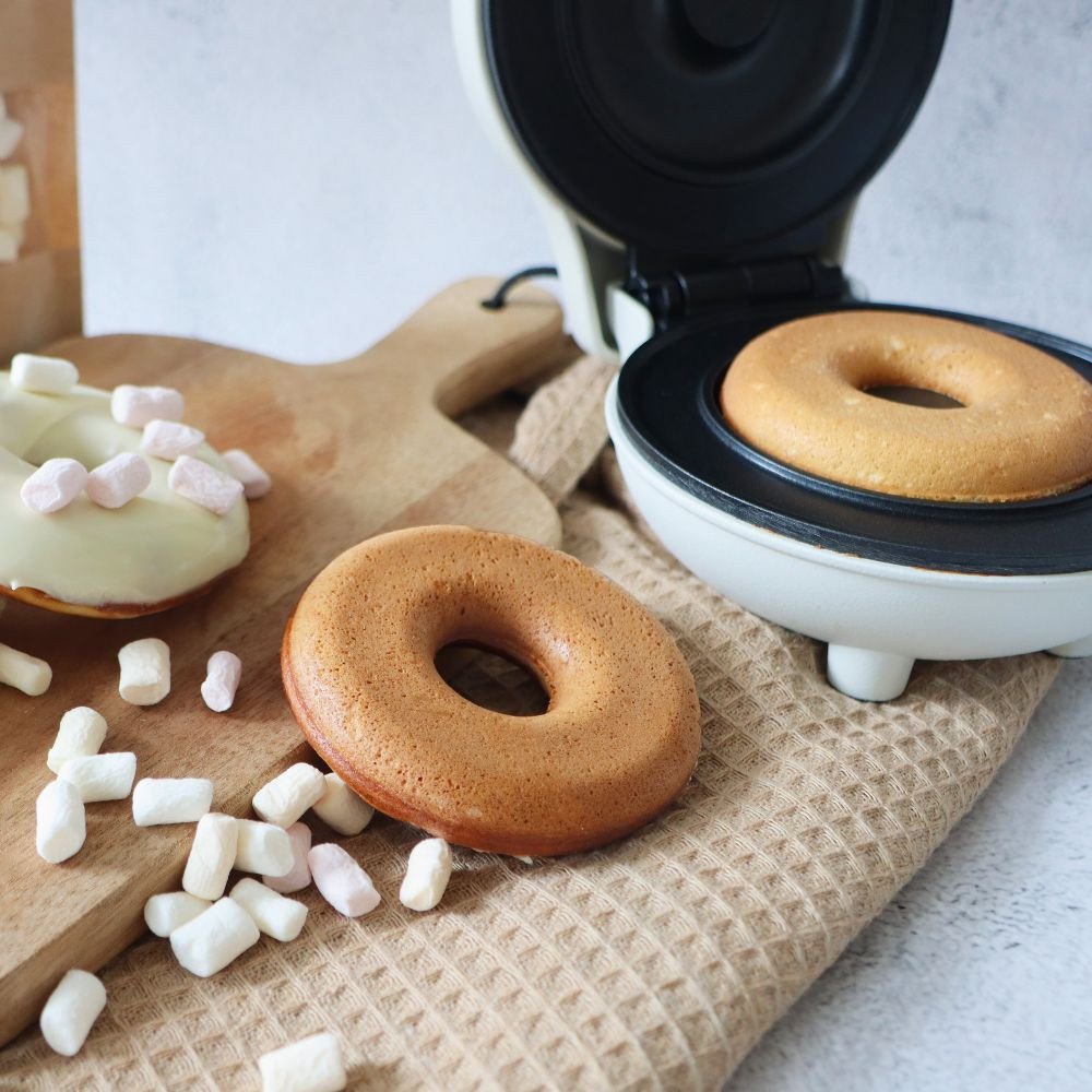 An application scenario or product detail of mini donut machine - Image 5