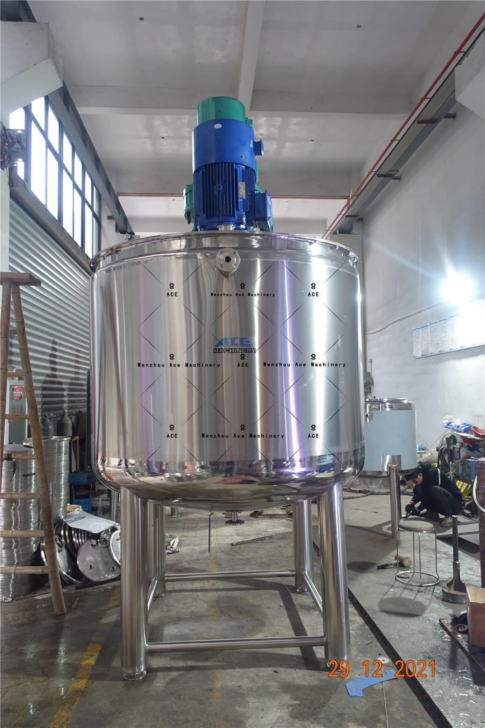 An application scenario or product detail of mixing tank with agitator - Image 3