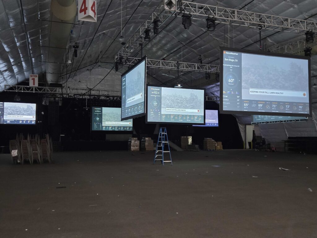 An application scenario or product detail of motorized dj projection screen on truss with projector - Image 6