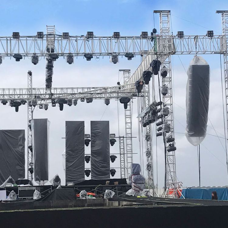 An application scenario or product detail of motorized dj projection screen on truss with projector - Image 9
