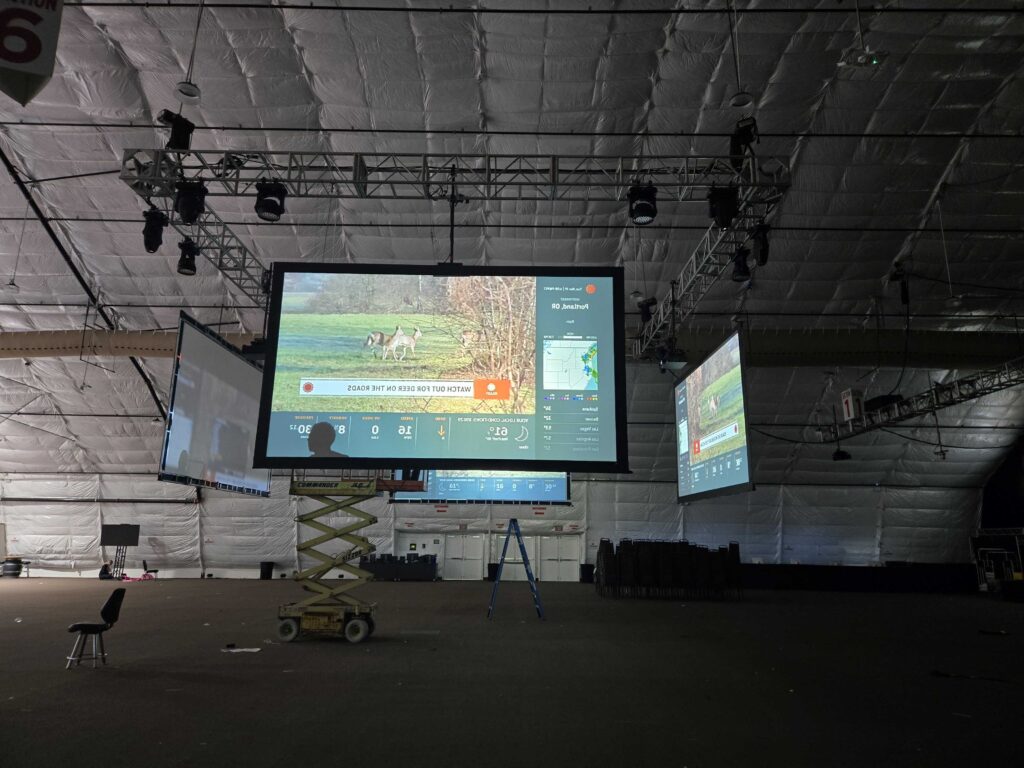 An application scenario or product detail of motorized dj projection screen on truss with projector - Image 15