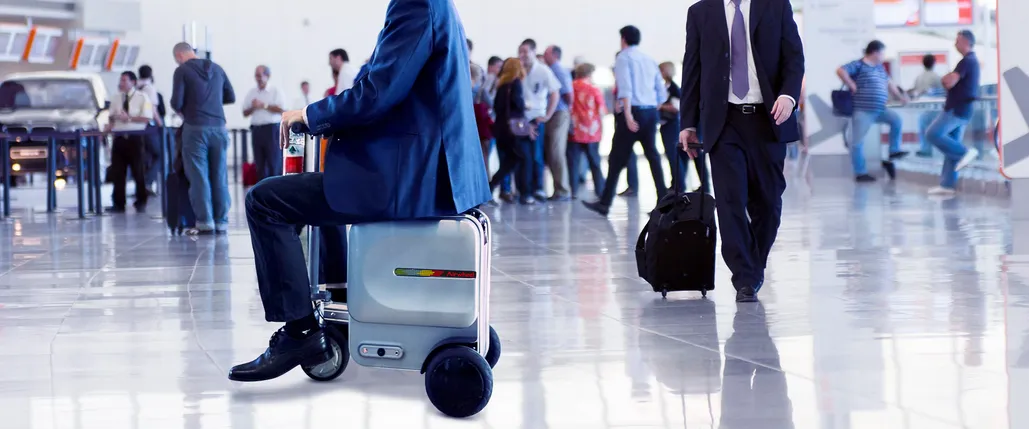 An application scenario or product detail of motorized luggage - Image 11