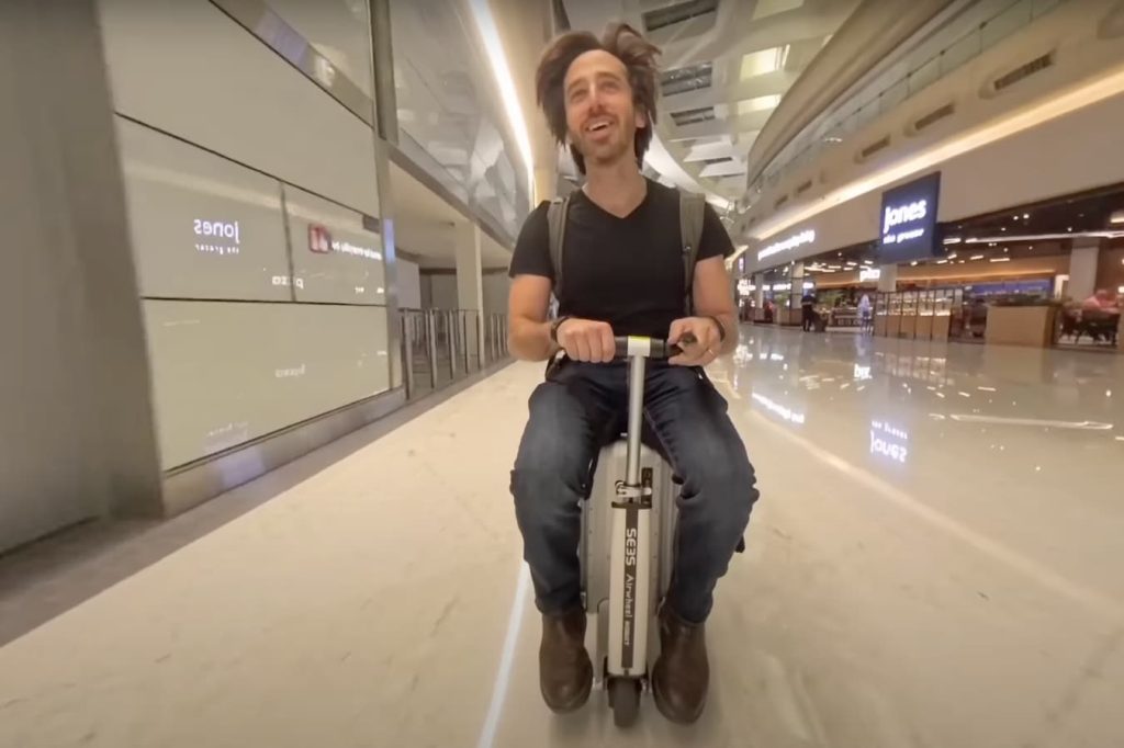 An application scenario or product detail of motorized luggage - Image 17