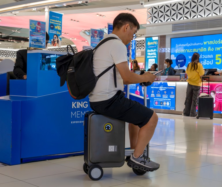 An application scenario or product detail of motorized luggage - Image 19