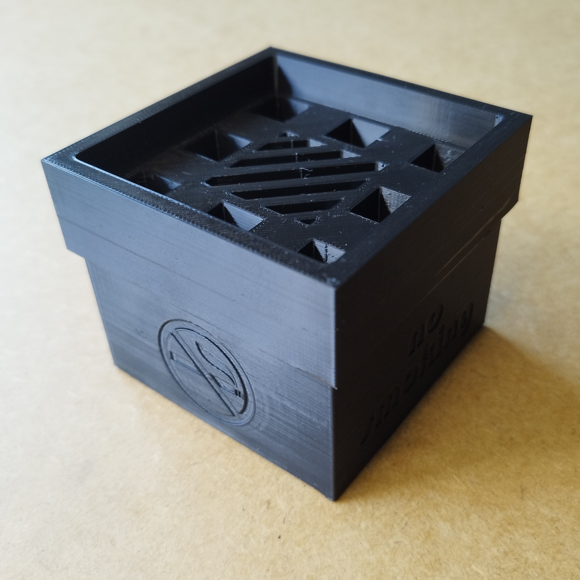 An application scenario or product detail of novelty portable ashtray with lid - Image 16