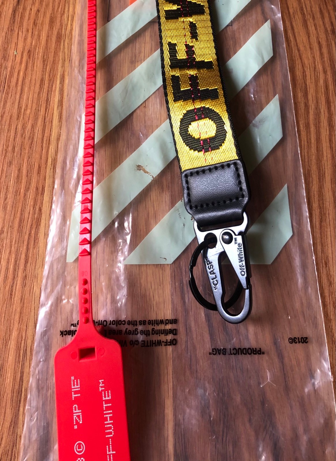 An application scenario or product detail of off white lanyard - Image 8