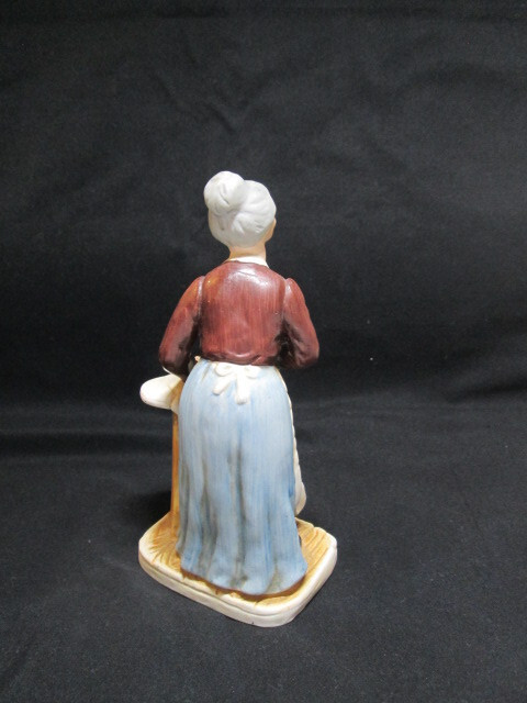 An application scenario or product detail of old lady figurines - Image 3