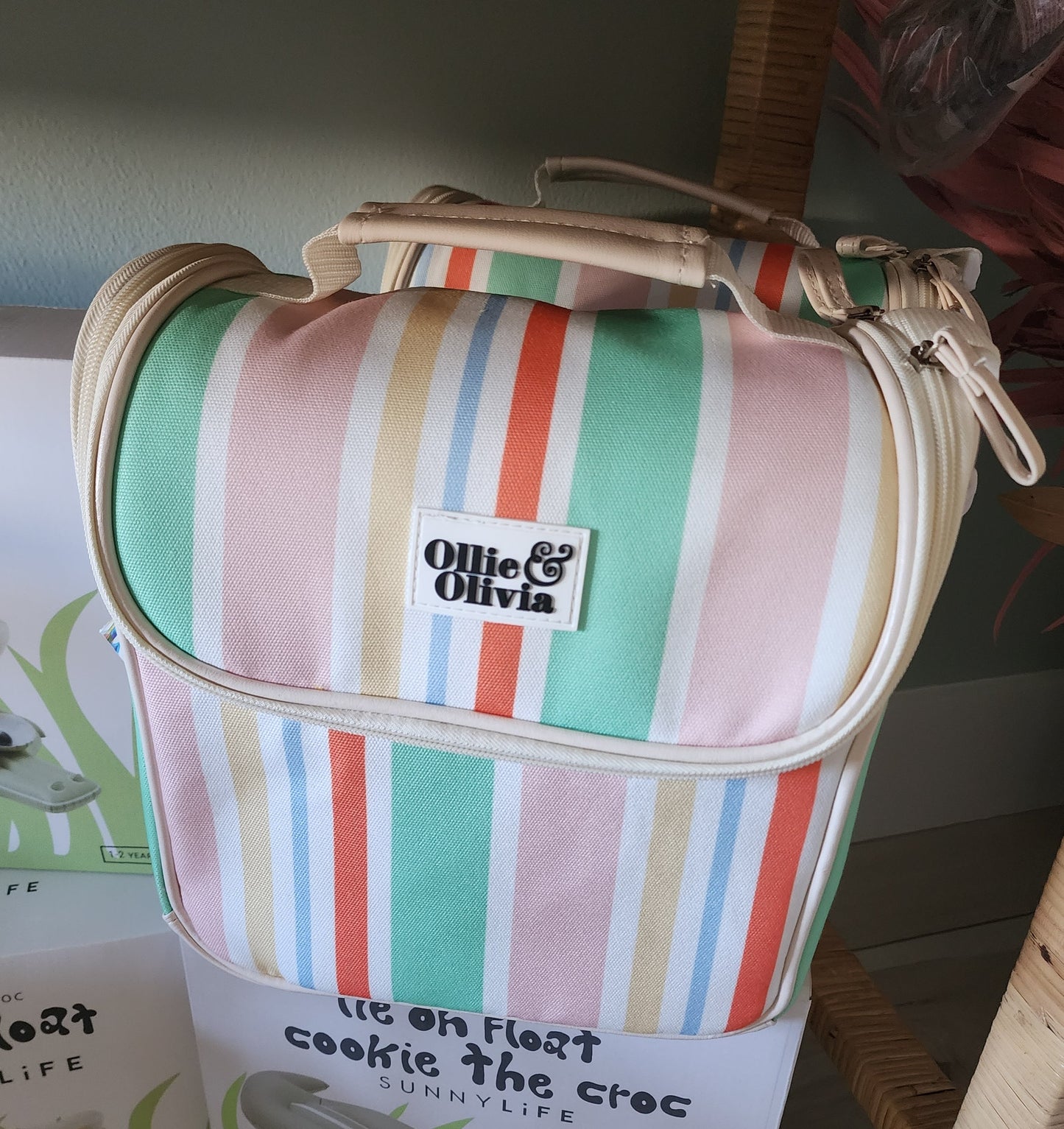 An application scenario or product detail of ollie and olivia lunch bag - Image 2