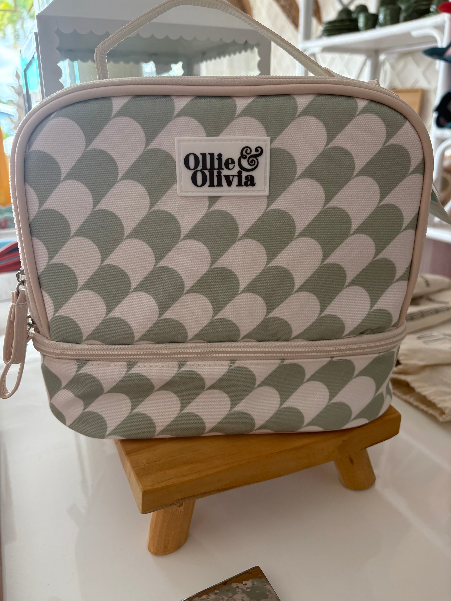 An application scenario or product detail of ollie and olivia lunch bag - Image 19