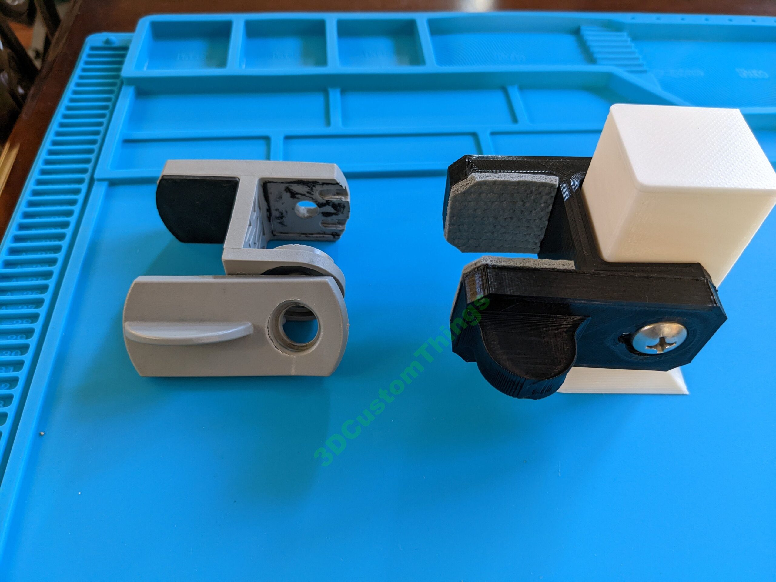 An application scenario or product detail of pontoon boat door latch - Image 10