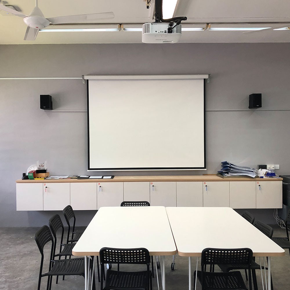 An application scenario or product detail of projector screen roll up - Image 2