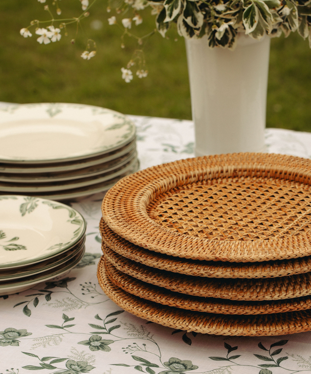An application scenario or product detail of rattan chargers - Image 4