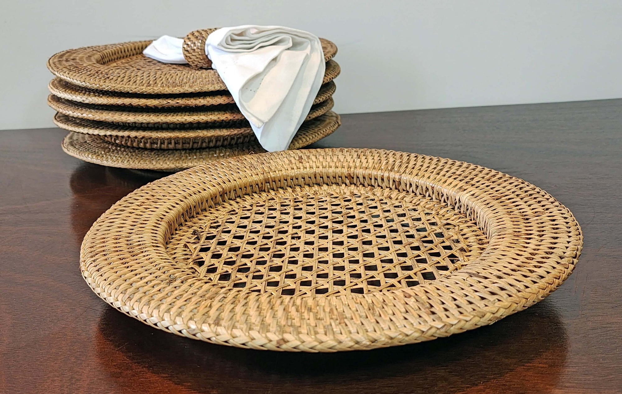 An application scenario or product detail of rattan chargers - Image 8