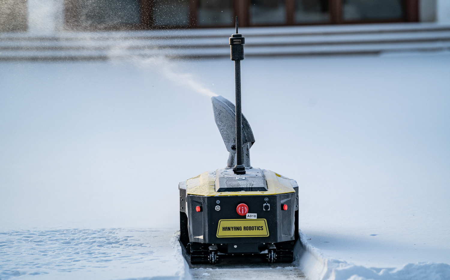 An application scenario or product detail of robotic snow blower - Image 9