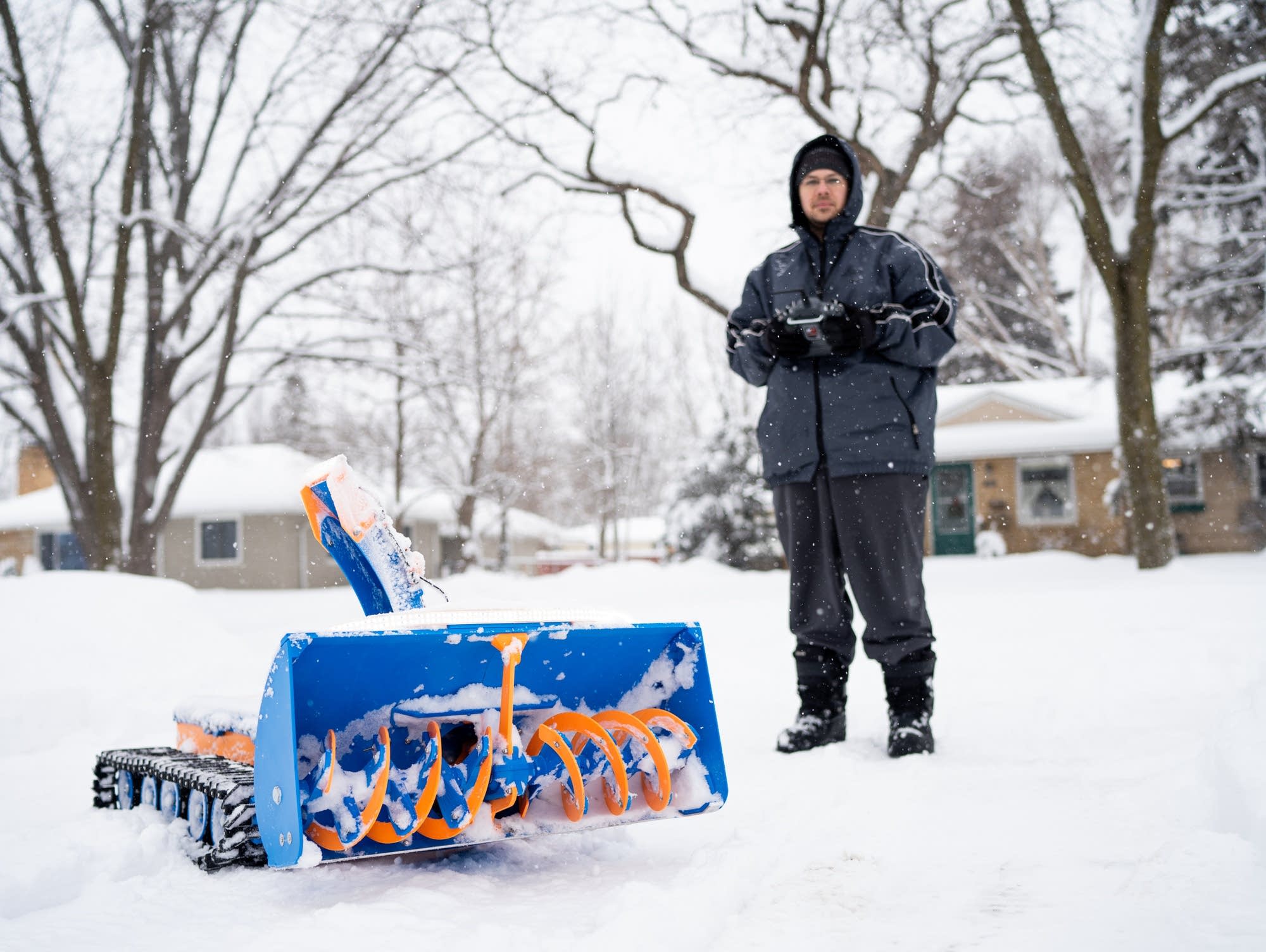 An application scenario or product detail of robotic snow blower - Image 16
