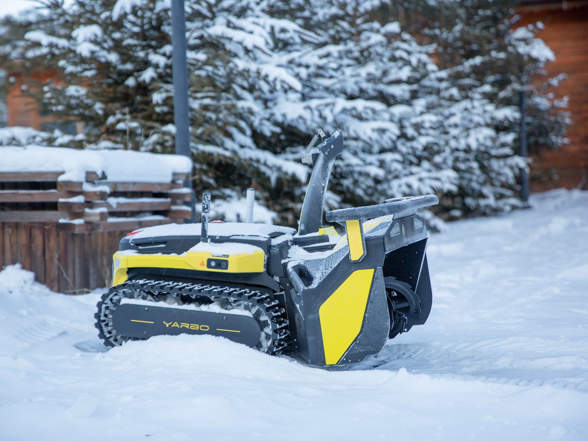 An application scenario or product detail of robotic snow blower - Image 17
