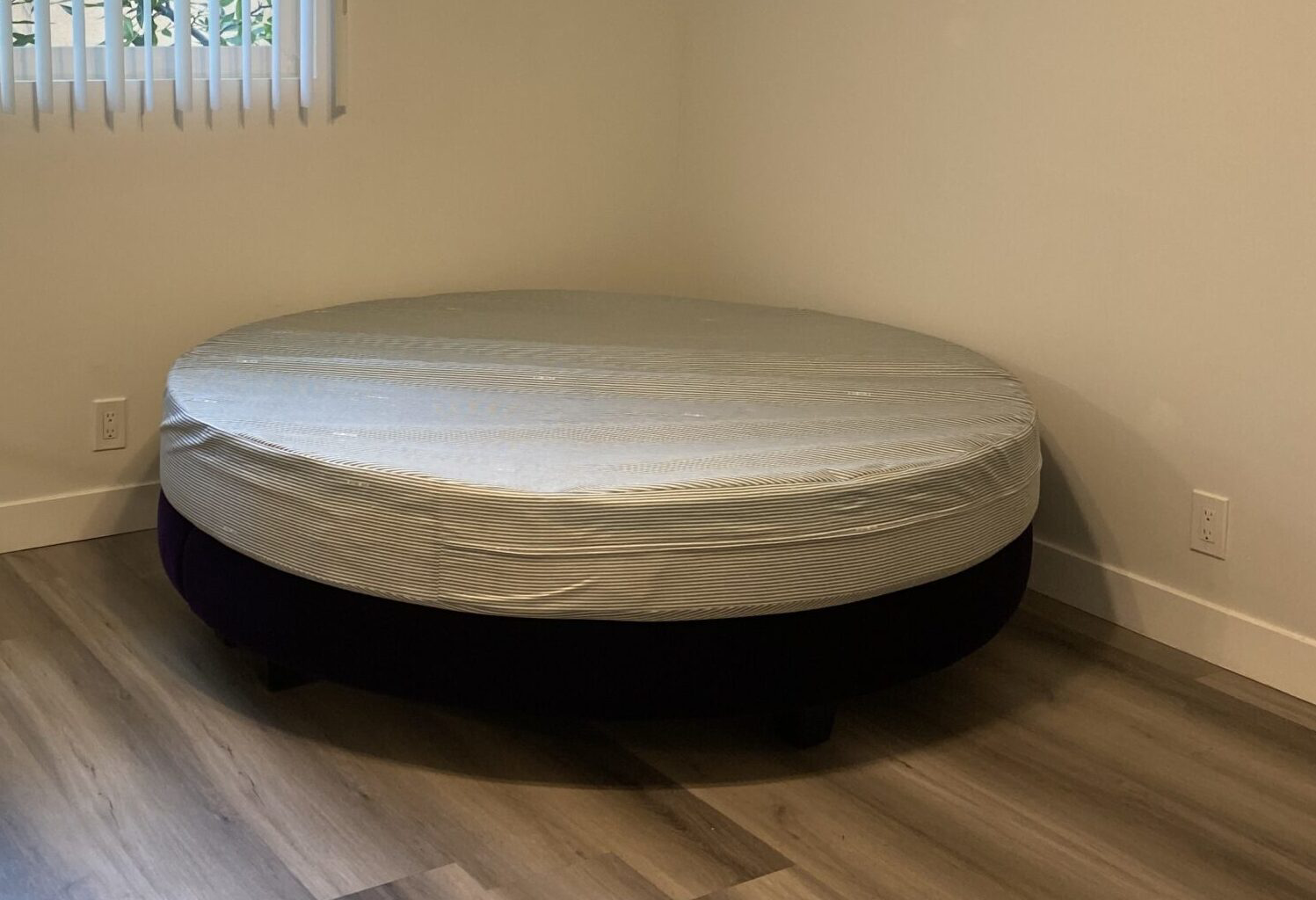 An application scenario or product detail of round mattress - Image 1