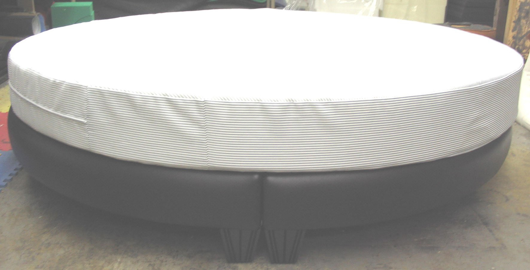 An application scenario or product detail of round mattress - Image 5