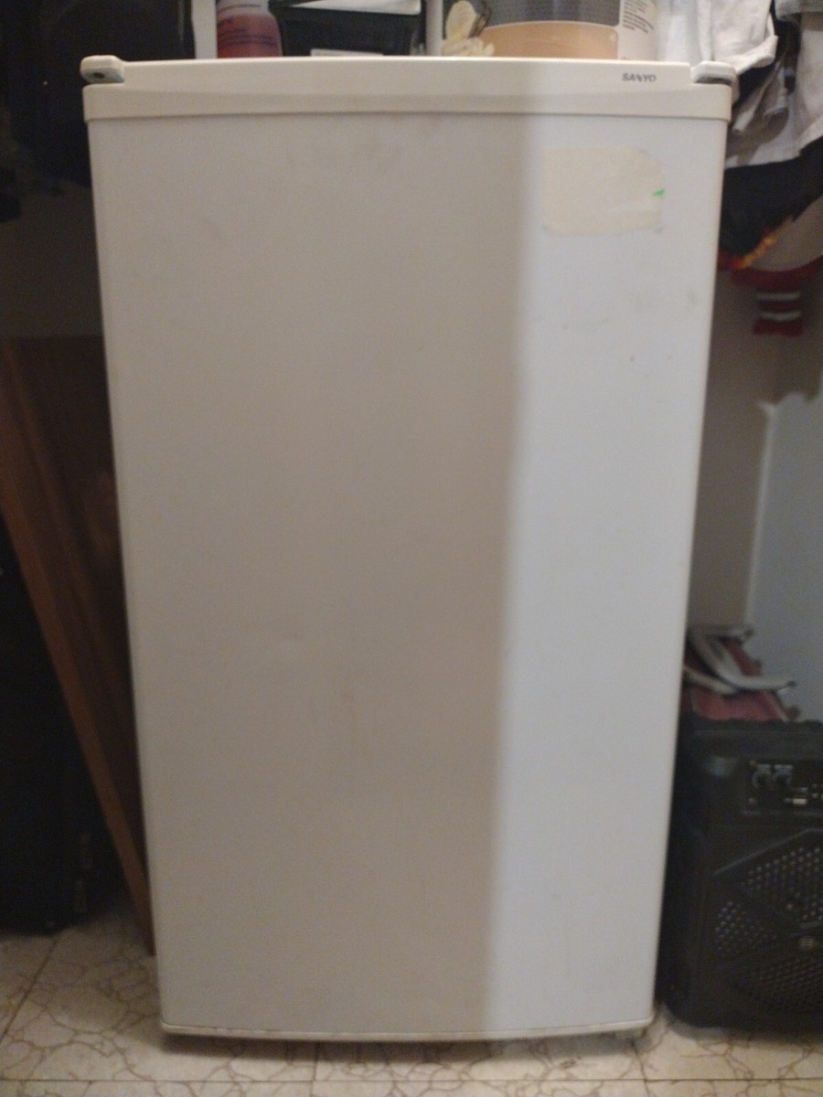 An application scenario or product detail of sanyo mini fridge - Image 10