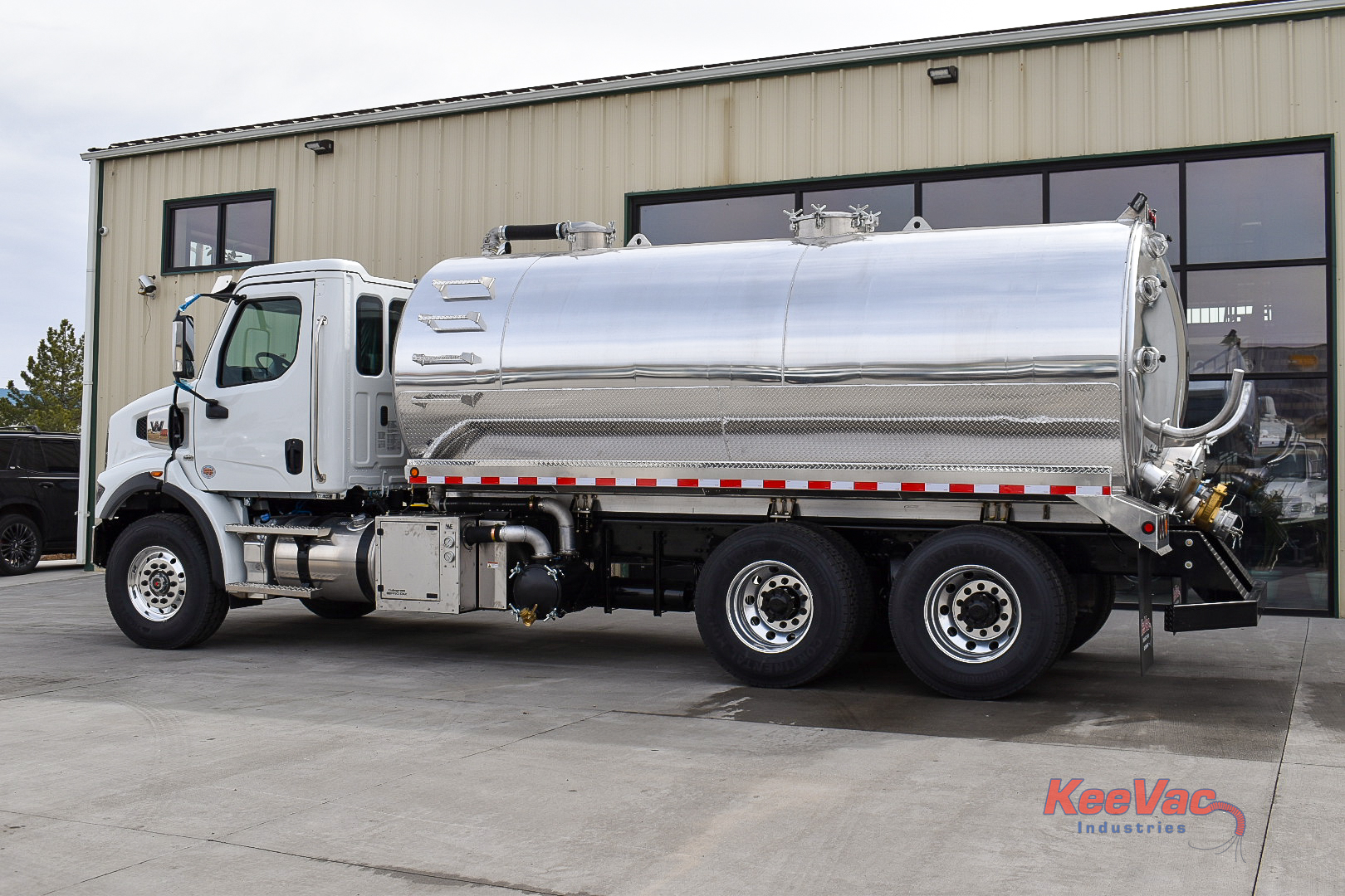 An application scenario or product detail of sewage tanker for sale - Image 18