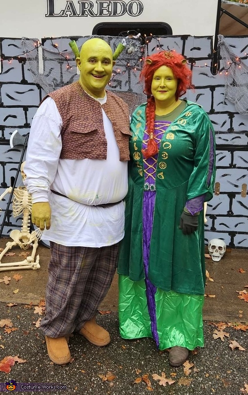 An application scenario or product detail of shrek and fiona costumes - Image 10