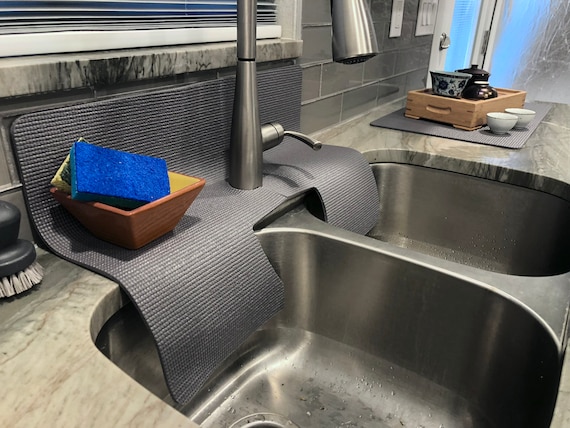 An application scenario or product detail of silicone splash guard for bathroom sink double handle - Image 12
