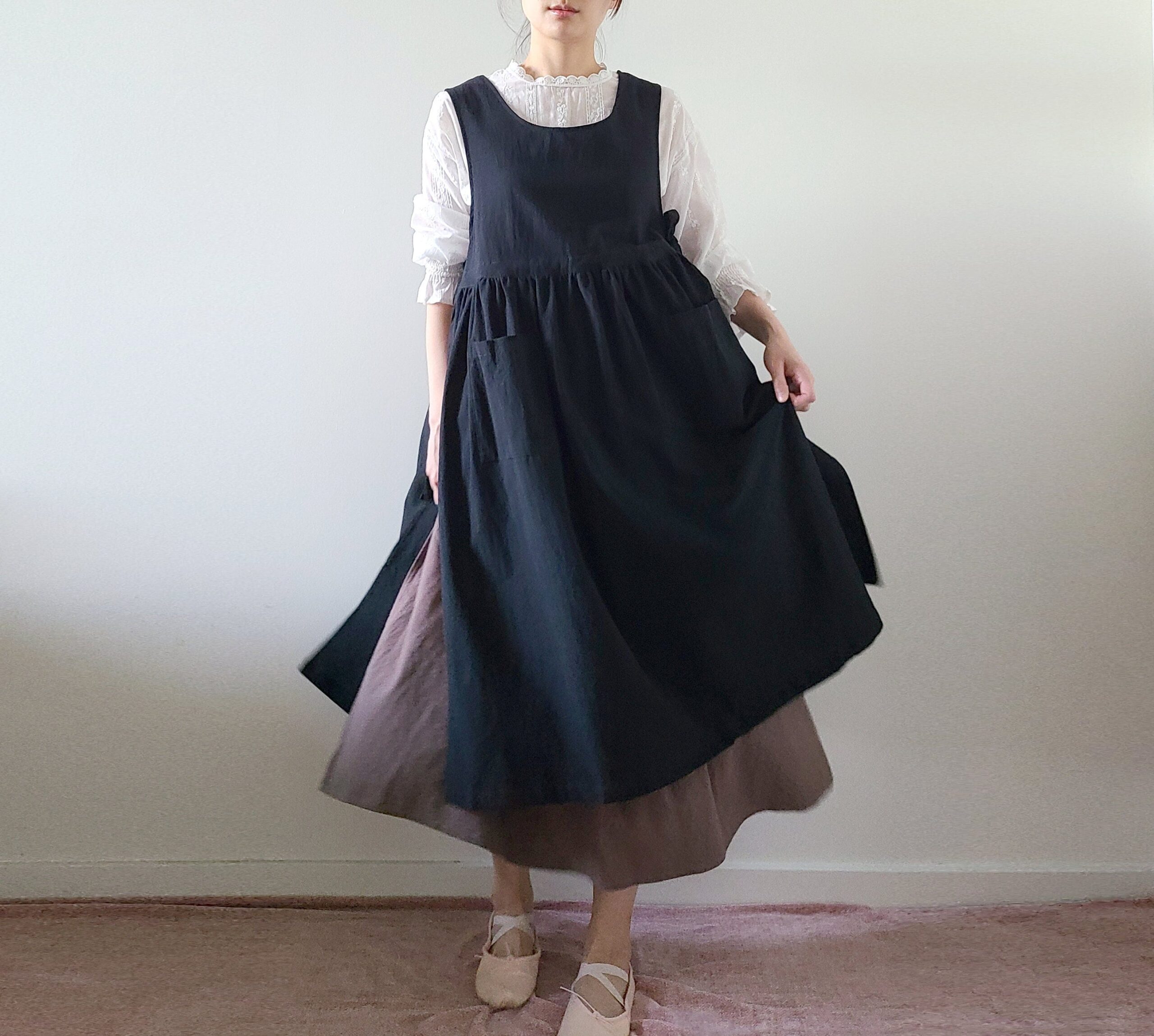 An application scenario or product detail of smock apron plus size - Image 5