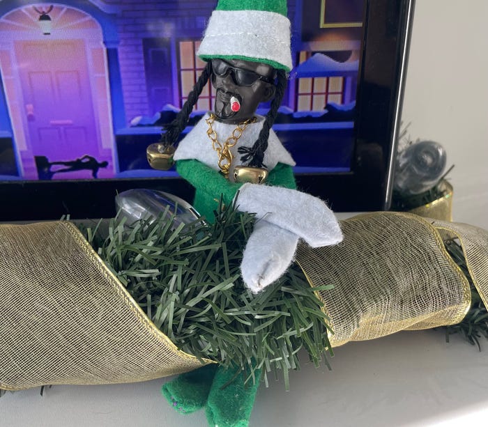 An application scenario or product detail of snoop dogg elf - Image 9