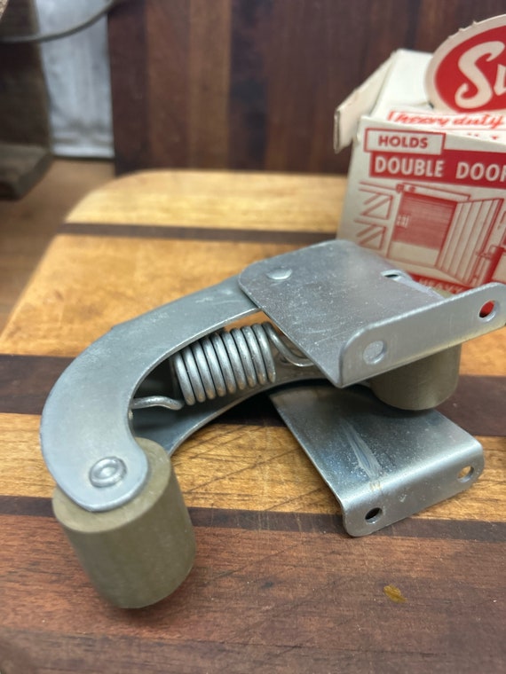 An application scenario or product detail of spring latch for screen door - Image 2