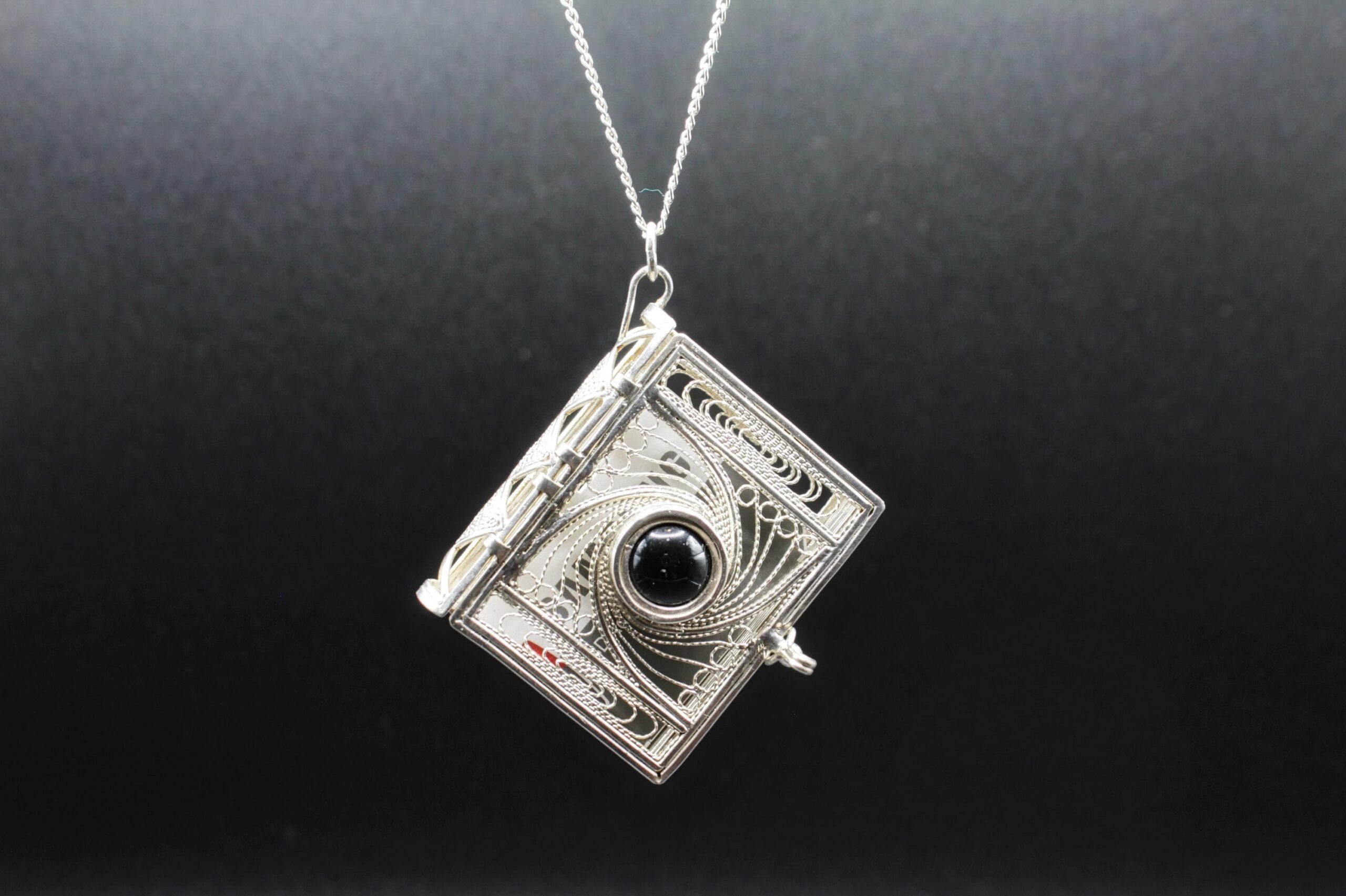 An application scenario or product detail of spy camera necklace - Image 15