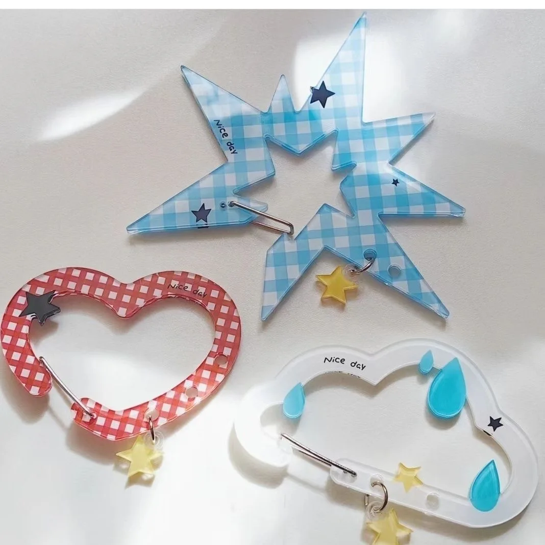 An application scenario or product detail of star carabiner acrylic - Image 4