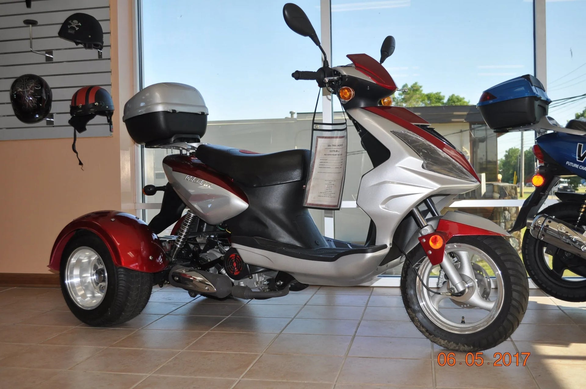An application scenario or product detail of street legal gas scooters for adults - Image 12