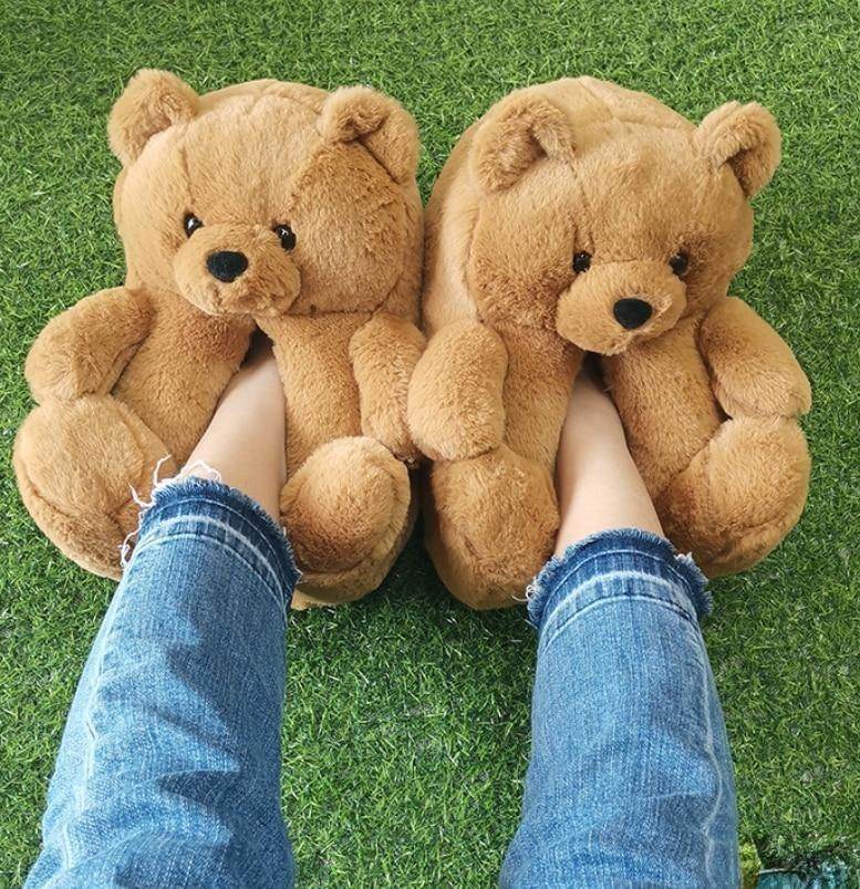 An application scenario or product detail of teddy bear slippers - Image 3