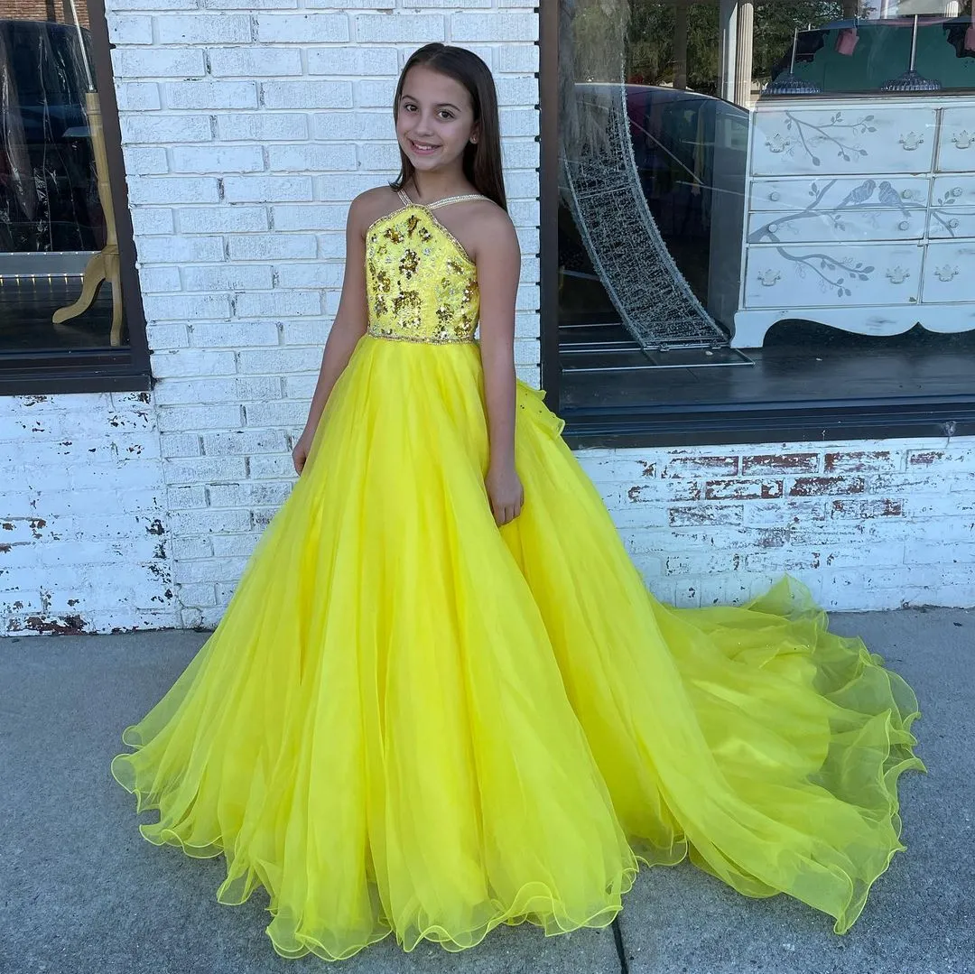 An application scenario or product detail of teen frock elastic top part in yellow - Image 3