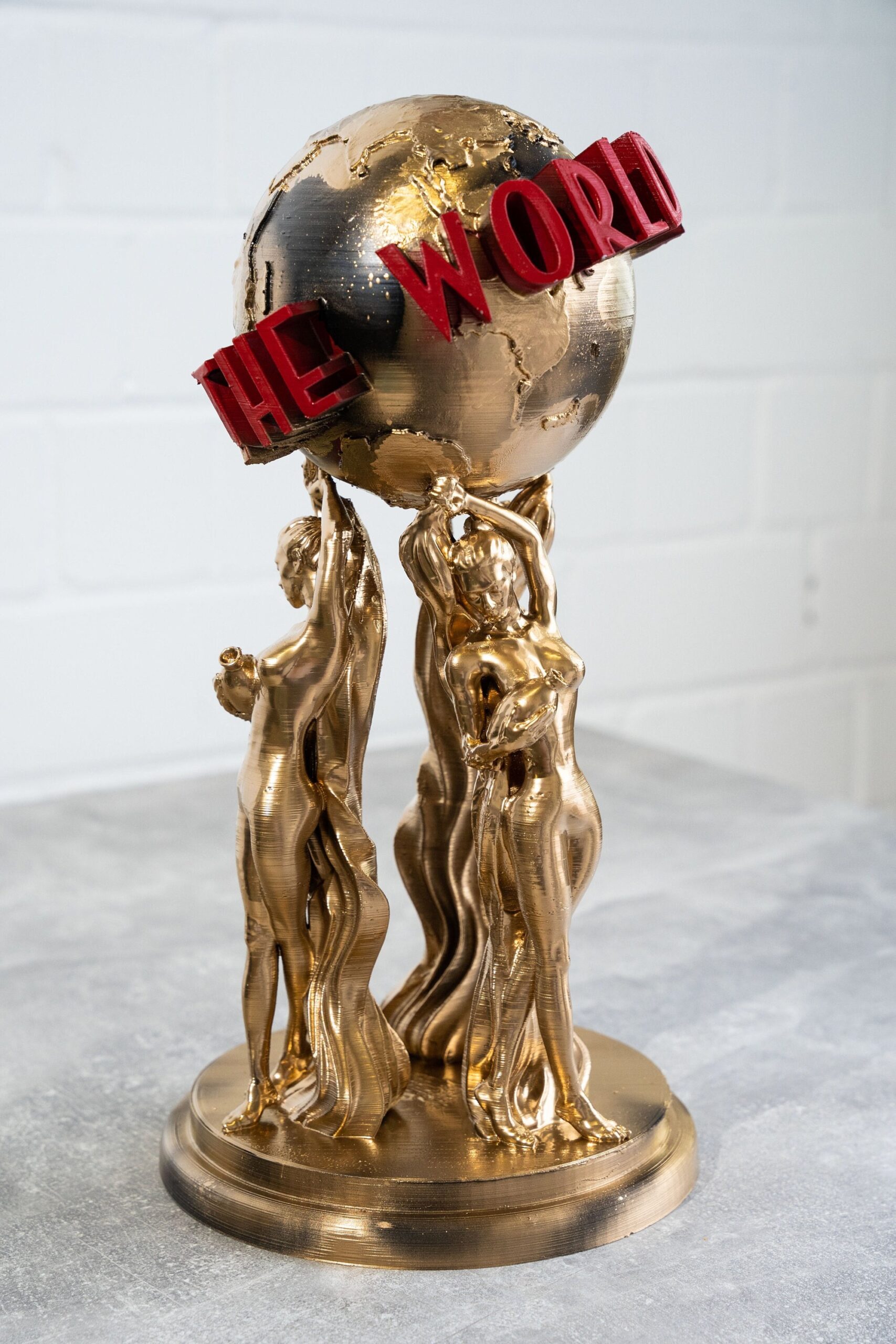 An application scenario or product detail of the world is yours statue - Image 10