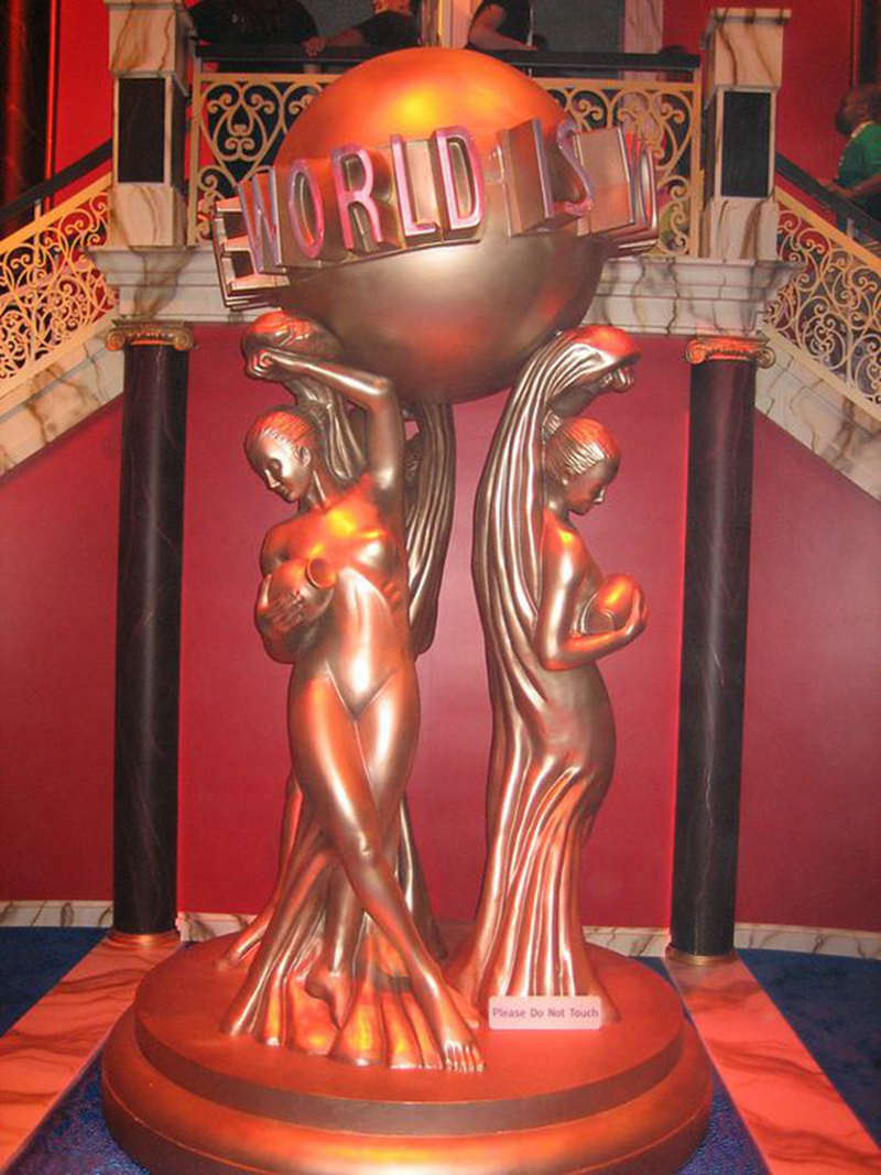 An application scenario or product detail of the world is yours statue - Image 16