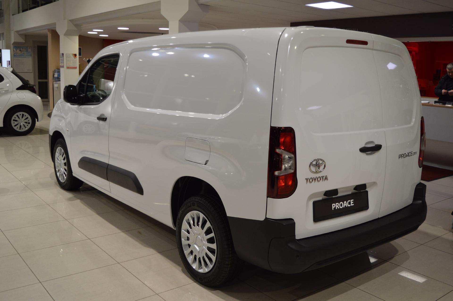 An application scenario or product detail of toyota cargo van - Image 7