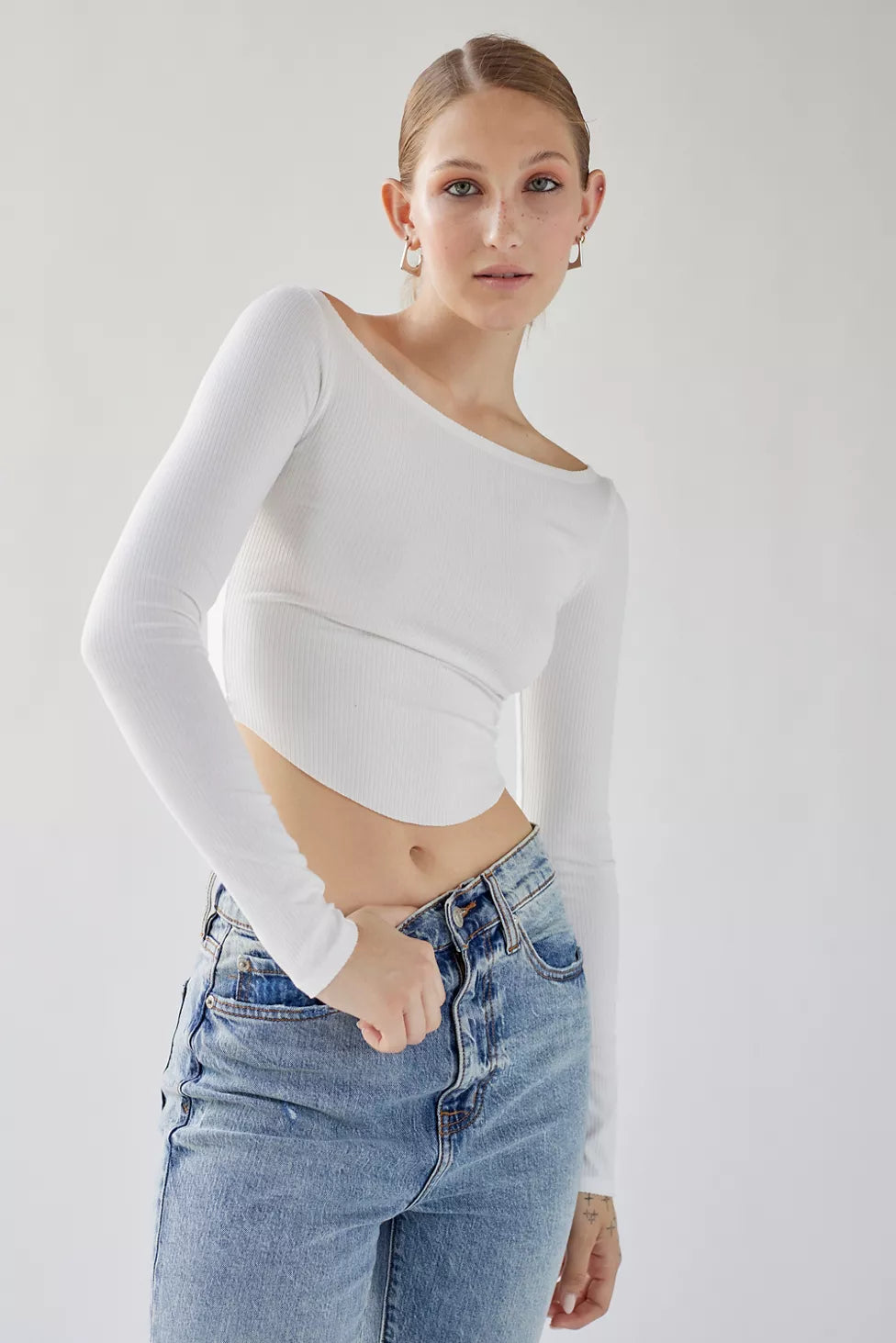 An application scenario or product detail of types of crop tops - Image 13