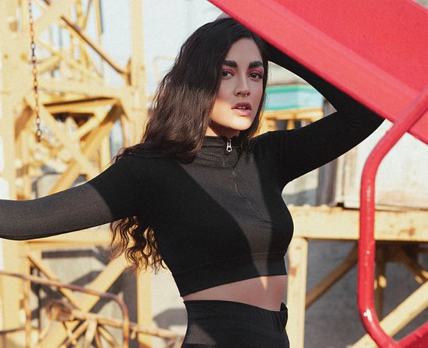 An application scenario or product detail of types of crop tops - Image 15